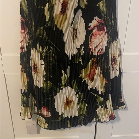 Abercrombie & Fitch The A&F Giselle Pleat Release Midi Dress - Picture 4 of 6